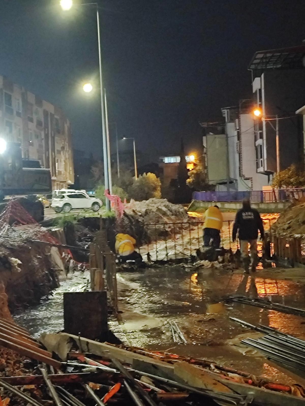 İzmir’de ekipler gece boyunca sahada - f84abca7-503c-47bc-b1c1-08de5fc1b83d