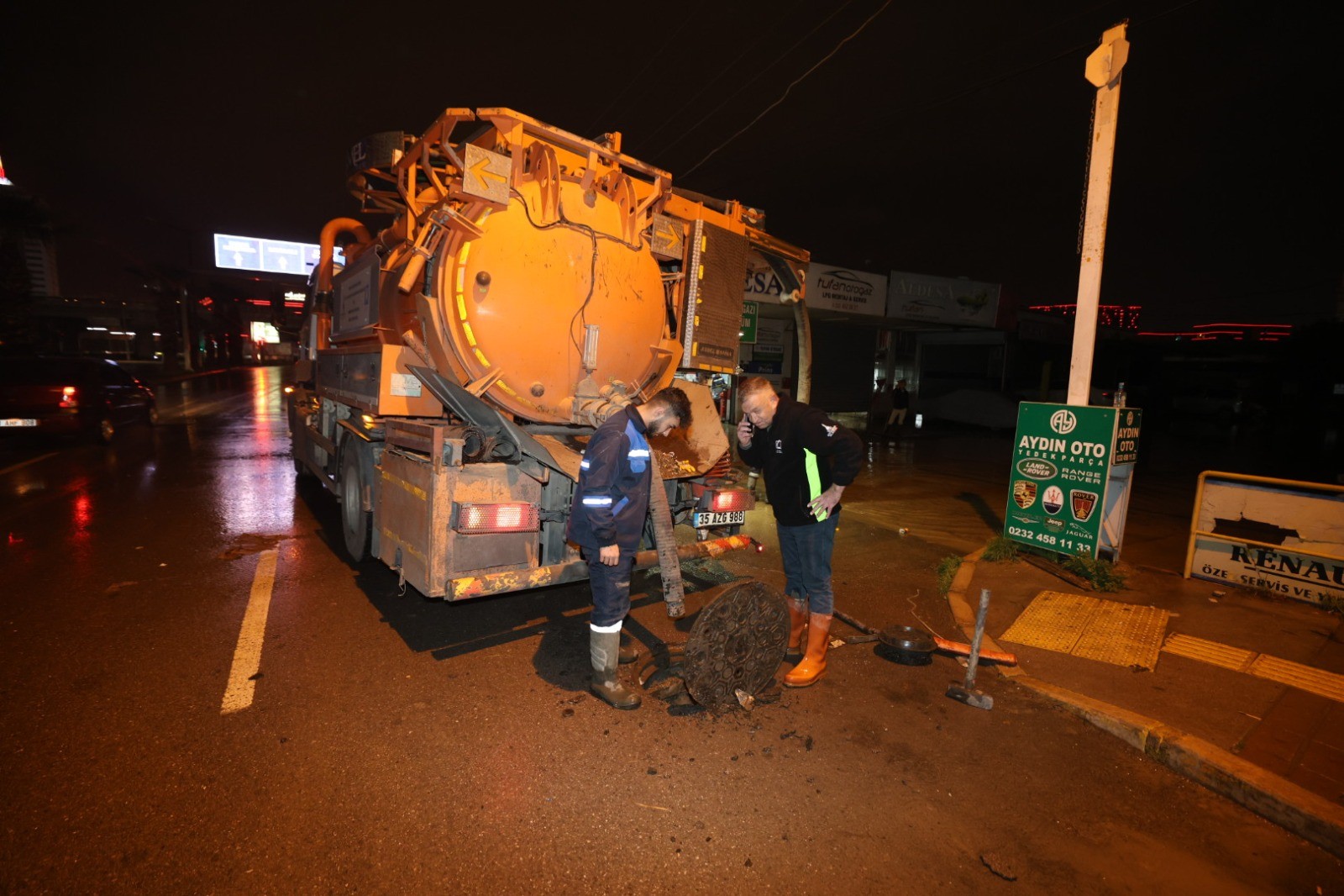İzmir Büyükşehir Belediyesi ekipleri sağanak yağış nedeniyle seferber oldu - 88aa8c15-5c57-42a5-b1c9-08de5fc1b83d