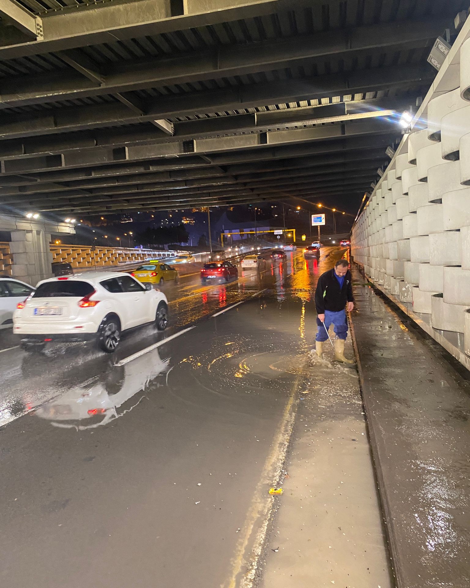 İzmir’de ekipler gece boyunca sahada - 2a052f3d-0fe9-4fa3-b1c3-08de5fc1b83d