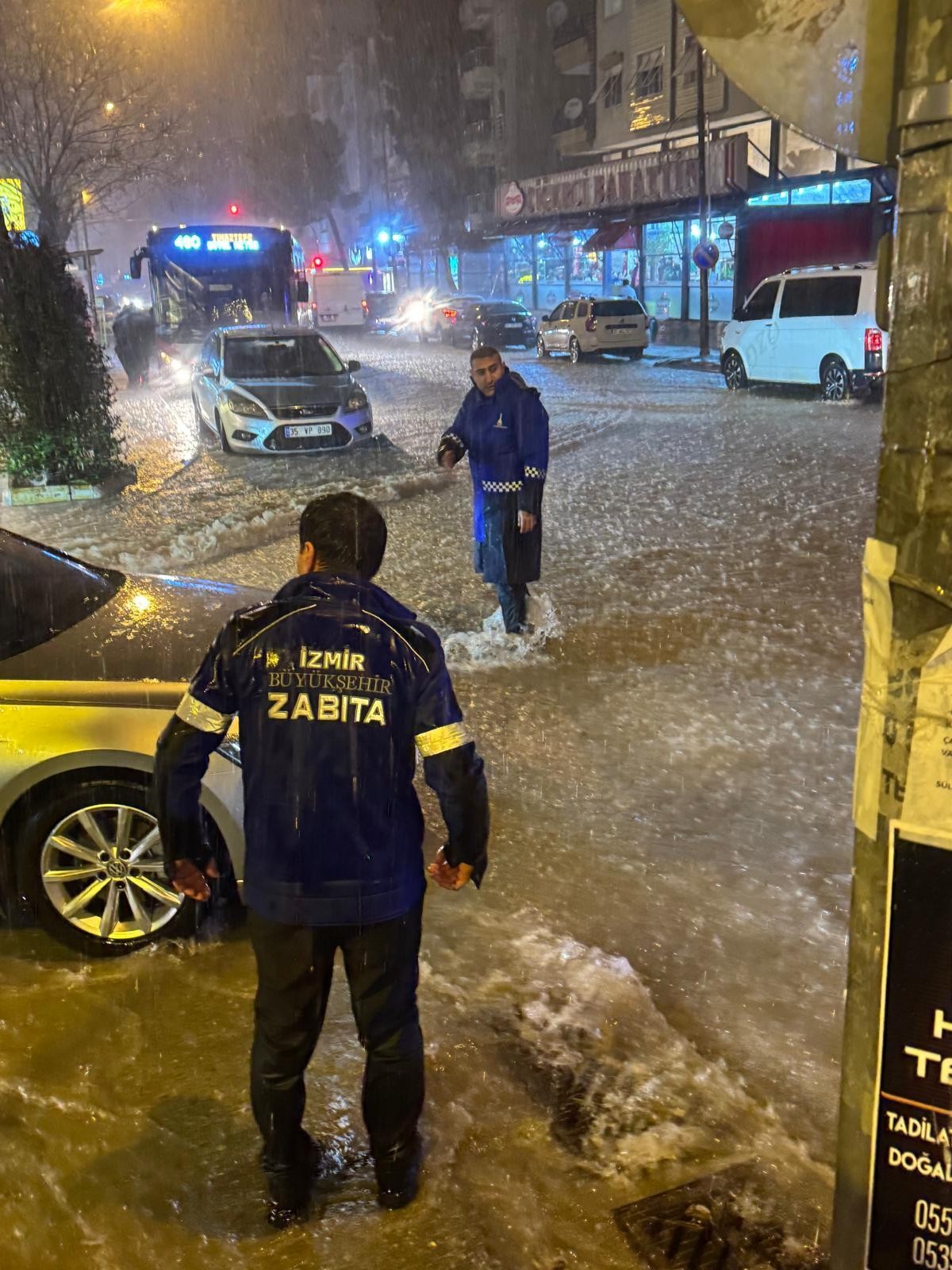 İzmir Büyükşehir Belediyesi ekipleri sağanak yağış nedeniyle seferber oldu - 4019b554-50dd-4338-b1d6-08de5fc1b83d