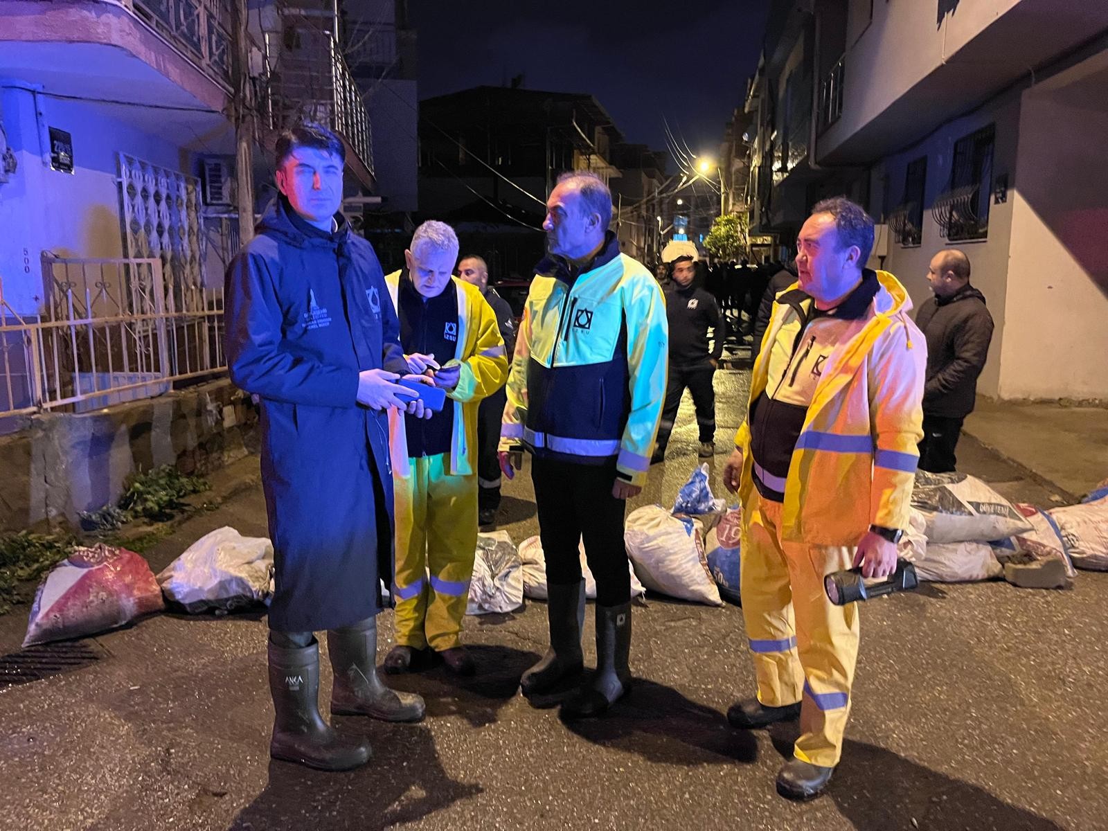 İzmir’de ekipler gece boyunca sahada - 62257fec-2f59-4fcb-b1c2-08de5fc1b83d