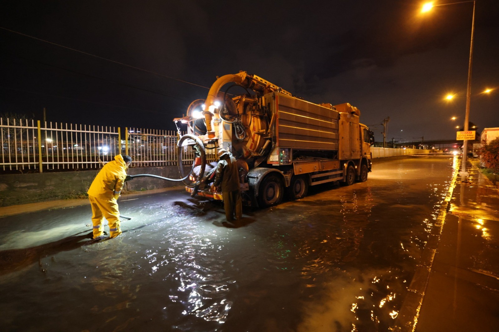 İzmir Büyükşehir Belediyesi ekipleri sağanak yağış nedeniyle seferber oldu