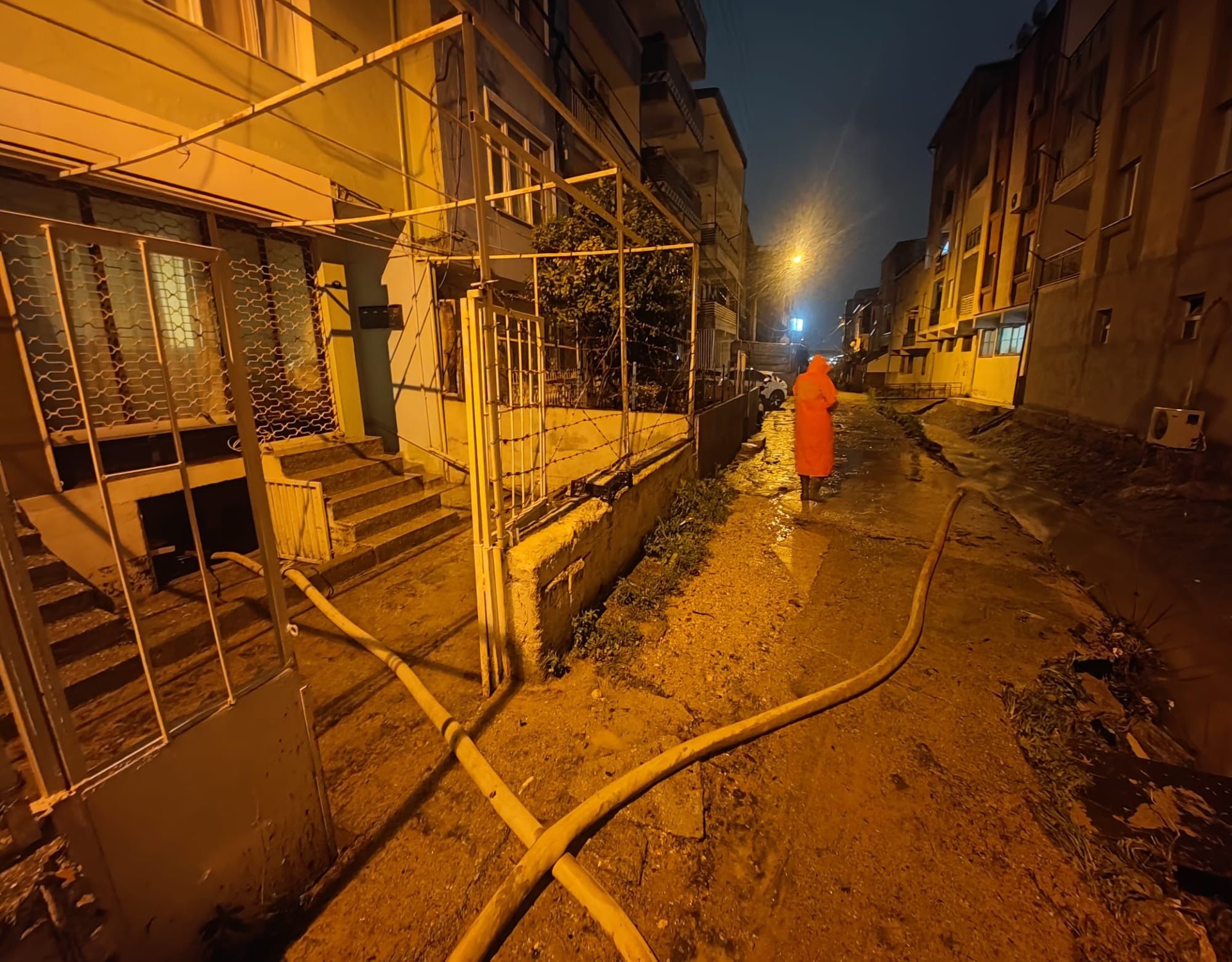 İzmir Büyükşehir Belediyesi ekipleri sağanak yağış nedeniyle seferber oldu - fcc5a305-8f53-42bd-b1d4-08de5fc1b83d