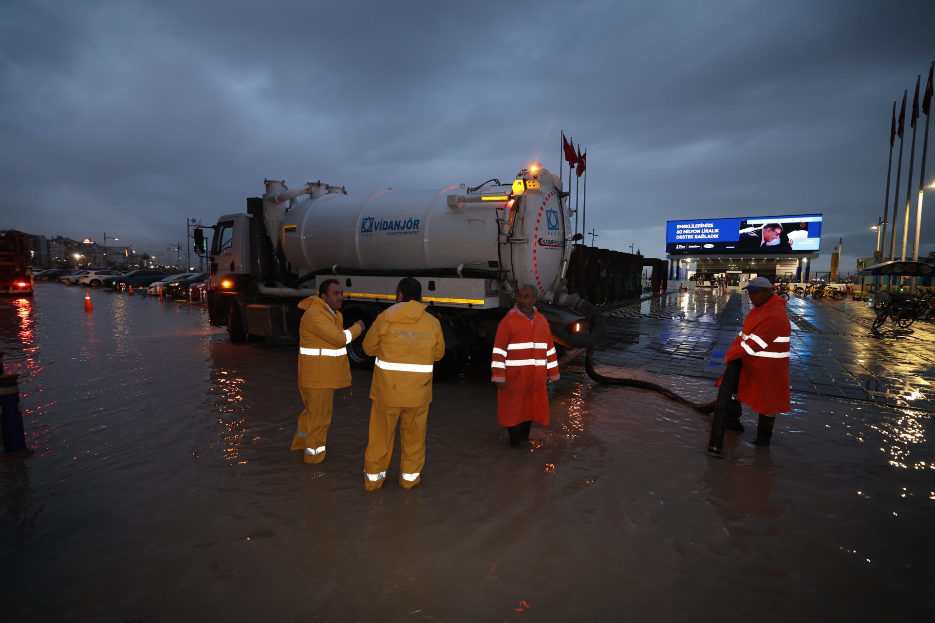İzmir’de yağış ve deniz seviyesi hareketliliğine anlık müdahale